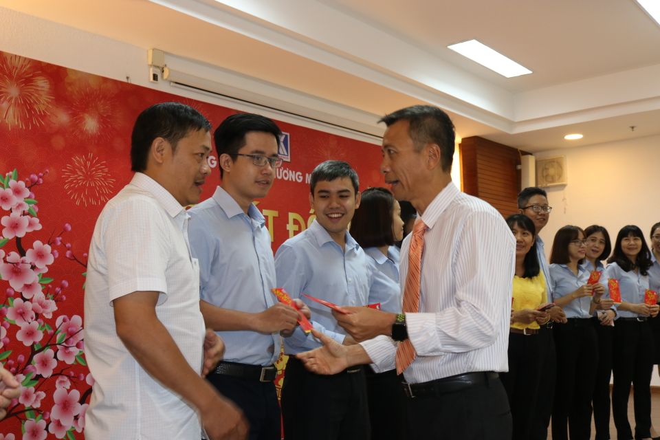 Trong buổi gặp mặt, cán bộ, nhân viên Công ty được nhận lì xì đầu năm mới từ Ban lãnh đạo.