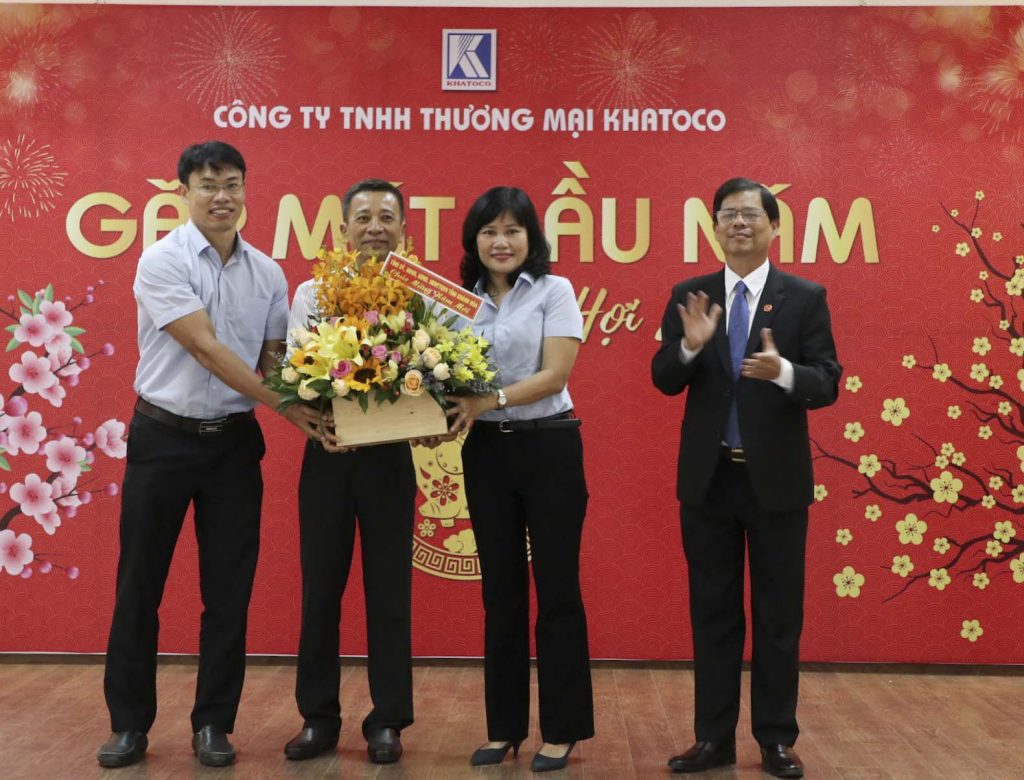 Ông Nguyễn Tấn Tuân tặng hoa chúc mừng năm mới Công ty TNHH Thương Mại Khatoco.